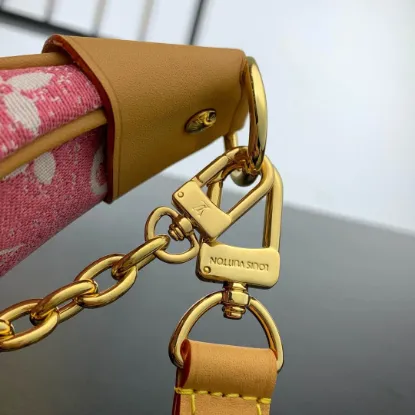 Picture of Louis Vuitton Size: 23 x 13 x 6 cm