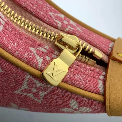 Picture of Louis Vuitton Size: 23 x 13 x 6 cm