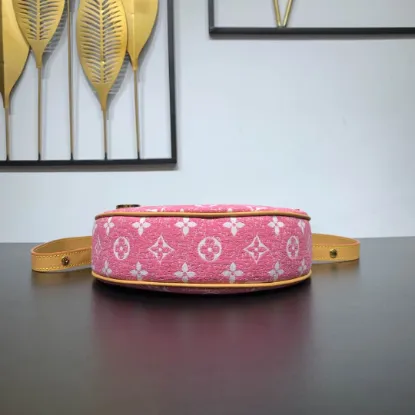 Picture of Louis Vuitton Size: 23 x 13 x 6 cm