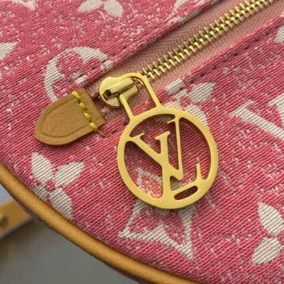 Picture of Louis Vuitton Size: 23 x 13 x 6 cm