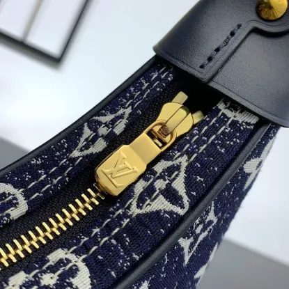 Picture of Louis Vuitton Size: 23 x 13 x 6 cm