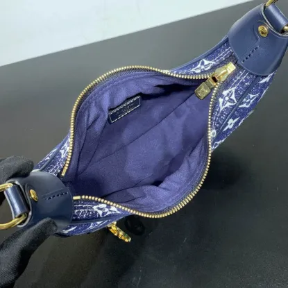 Picture of Louis Vuitton Size: 23 x 13 x 6 cm