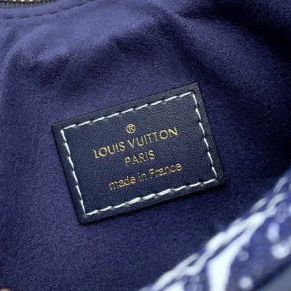 Picture of Louis Vuitton Size: 23 x 13 x 6 cm