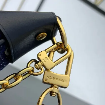 Picture of Louis Vuitton Size: 23 x 13 x 6 cm