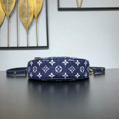 Picture of Louis Vuitton Size: 23 x 13 x 6 cm