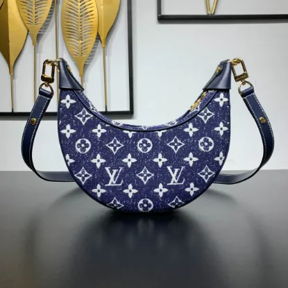 Picture of Louis Vuitton Size: 23 x 13 x 6 cm