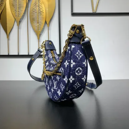 Picture of Louis Vuitton Size: 23 x 13 x 6 cm