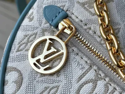 Picture of Louis Vuitton Size: 23 x 13 x 6 cm