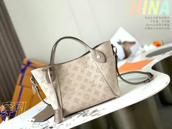 Picture of Louis Vuitton Size: 23 x 21 x 13 cm