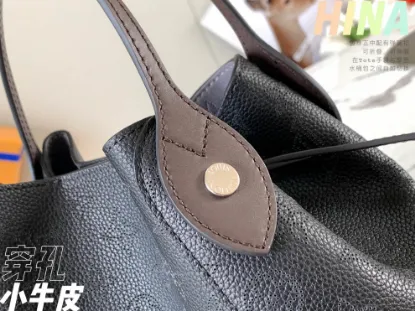 Picture of Louis Vuitton Size: 23 x 21 x 13 cm