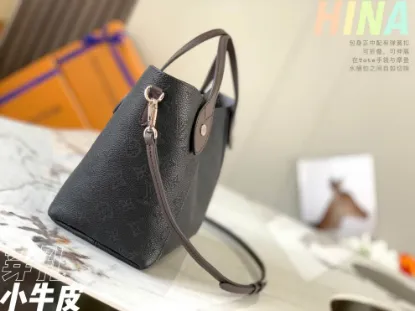 Picture of Louis Vuitton Size: 23 x 21 x 13 cm