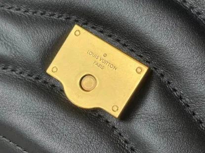Picture of Louis Vuitton Size: 24x14x9cm