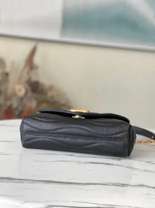 Picture of Louis Vuitton Size: 24x14x9cm