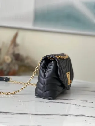 Picture of Louis Vuitton Size: 24x14x9cm