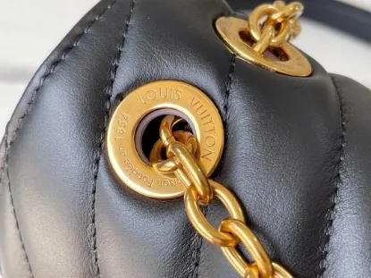 Picture of Louis Vuitton Size: 24x14x9cm
