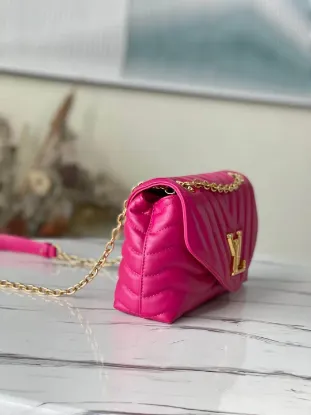 Picture of Louis Vuitton Size: 24x14x9cm