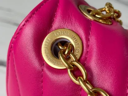 Picture of Louis Vuitton Size: 24x14x9cm