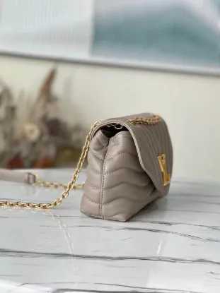 Picture of Louis Vuitton Size: 24x14x9cm