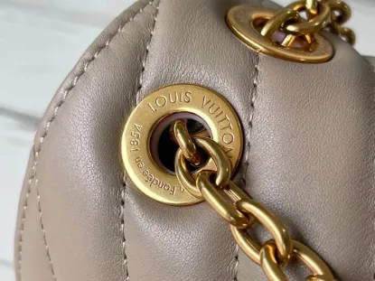 Picture of Louis Vuitton Size: 24x14x9cm