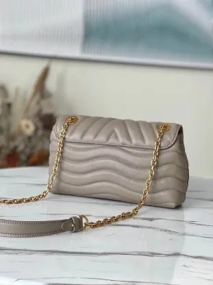 Picture of Louis Vuitton Size: 24x14x9cm