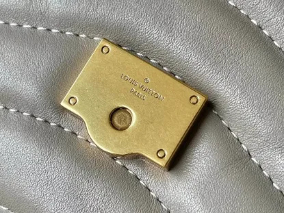 Picture of Louis Vuitton Size: 24x14x9cm