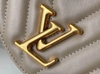 Picture of Louis Vuitton Size: 24x14x9cm