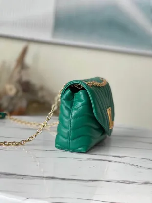 Picture of Louis Vuitton Size: 24x14x9cm