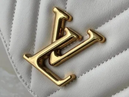 Picture of Louis Vuitton Size: 24x14x9cm