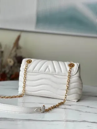 Picture of Louis Vuitton Size: 24x14x9cm