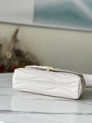 Picture of Louis Vuitton Size: 24x14x9cm