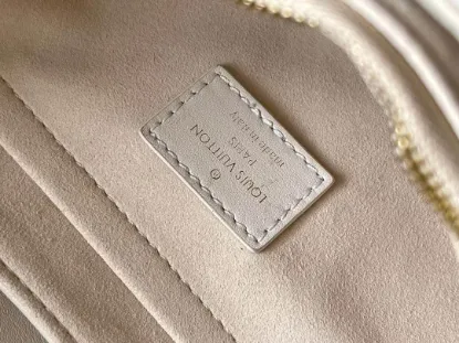Picture of Louis Vuitton Size: 24x14x9cm
