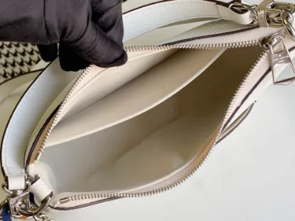 Picture of Louis Vuitton Size: 25 x 15 x 8 cm