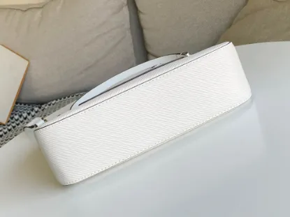 Picture of Louis Vuitton Size: 25 x 15 x 8 cm