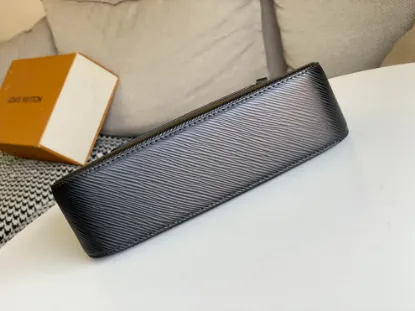 Picture of Louis Vuitton Size: 25 x 15 x 8 cm