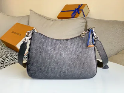 Picture of Louis Vuitton Size: 25 x 15 x 8 cm