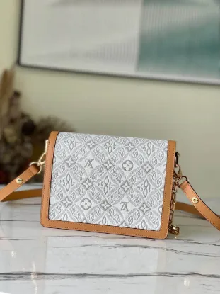 Picture of Louis Vuitton Size: 25 x 17 x 10.5 cm