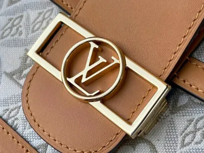 Picture of Louis Vuitton Size: 25 x 17 x 10.5 cm