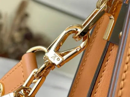 Picture of Louis Vuitton Size: 25 x 17 x 10.5 cm