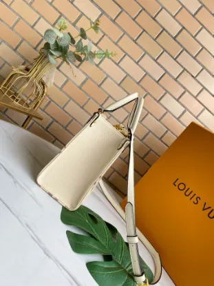 Picture of Louis Vuitton Size: 25 x 19 x 11.5 cm