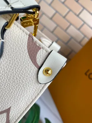 Picture of Louis Vuitton Size: 25 x 19 x 11.5 cm