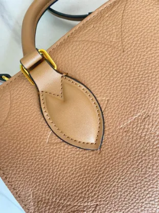 Picture of Louis Vuitton Size: 25 x 19 x 11.5 cm