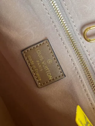 Picture of Louis Vuitton Size: 25 x 19 x 11.5 cm