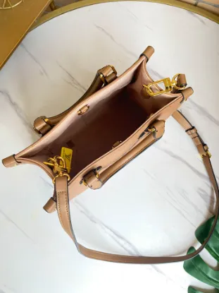 Picture of Louis Vuitton Size: 25 x 19 x 11.5 cm