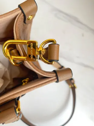 Picture of Louis Vuitton Size: 25 x 19 x 11.5 cm