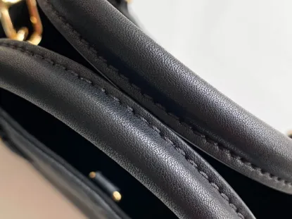 Picture of Louis Vuitton Size: 25 x 19 x 11.5 cm