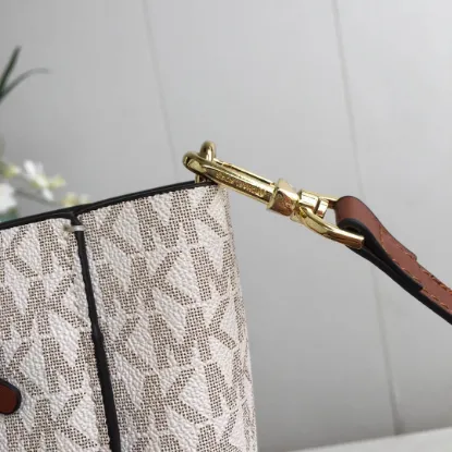 Picture of MK Sinclair Handbag Crossbody Model: 2113 Size 25m Height: 25m Width: 9*300