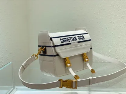 Picture of Messenger bag in small size Size: 22cm