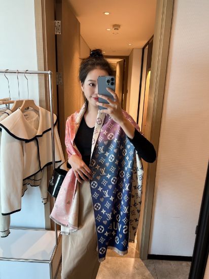 Picture of LV scarf